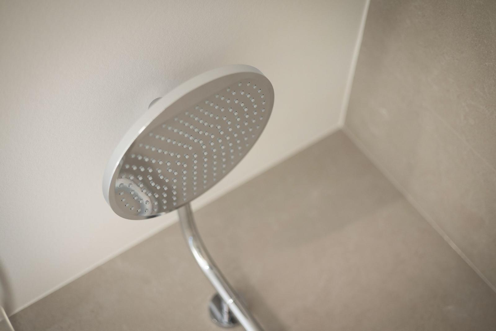 Duschkopf mit mehreren Düsen in moderner Dusche.