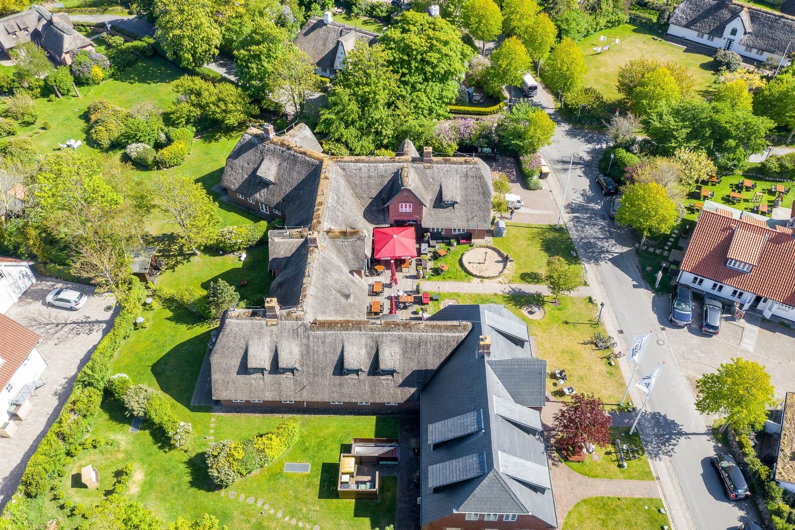 High-quality vacation rental with attic, garden, and terrace.
