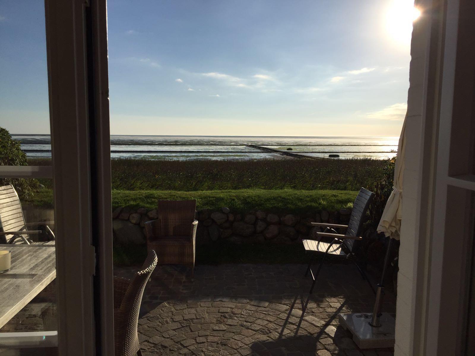Terrasse mit Sitzgelegenheiten und Meerblick.