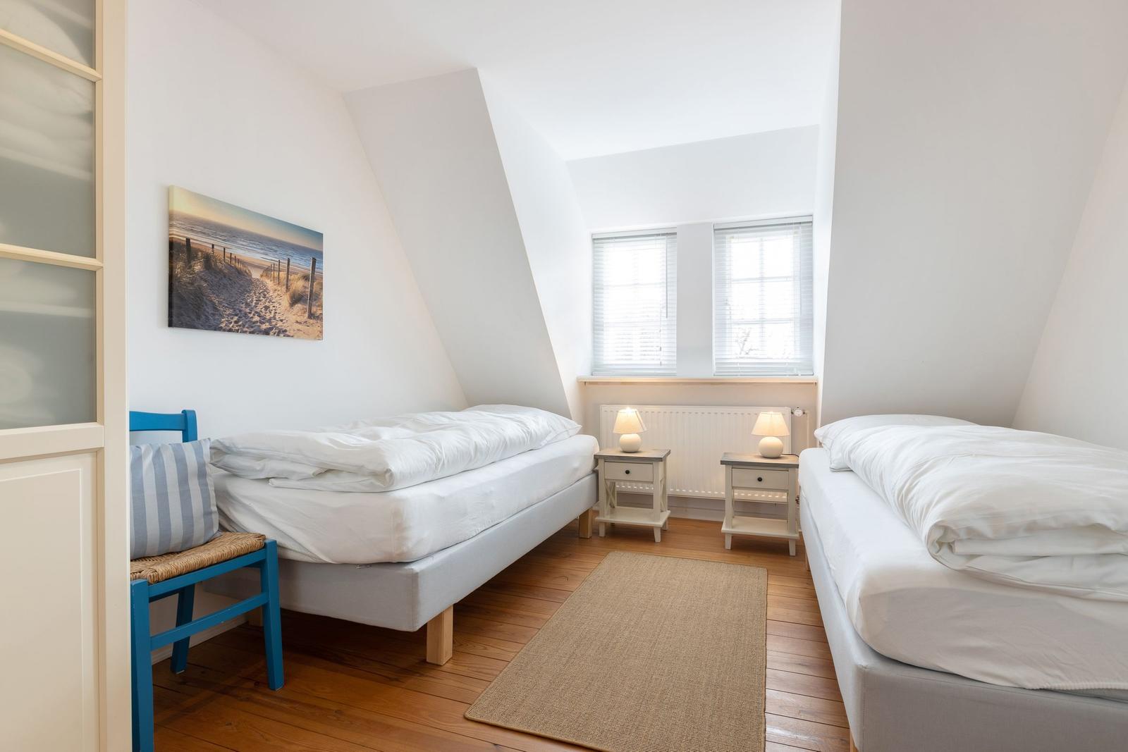 Zwei Betten, Fenster, Nachttische, Wandbild, Holzboden, Tür