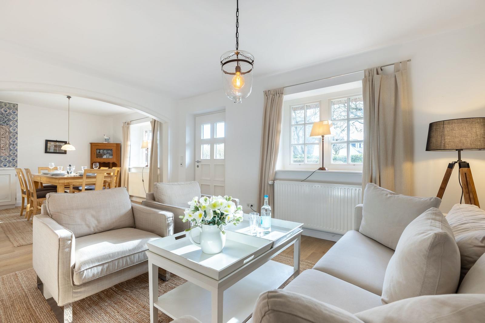 Wohn- und Essbereich mit Sofa, Tisch und Fenster