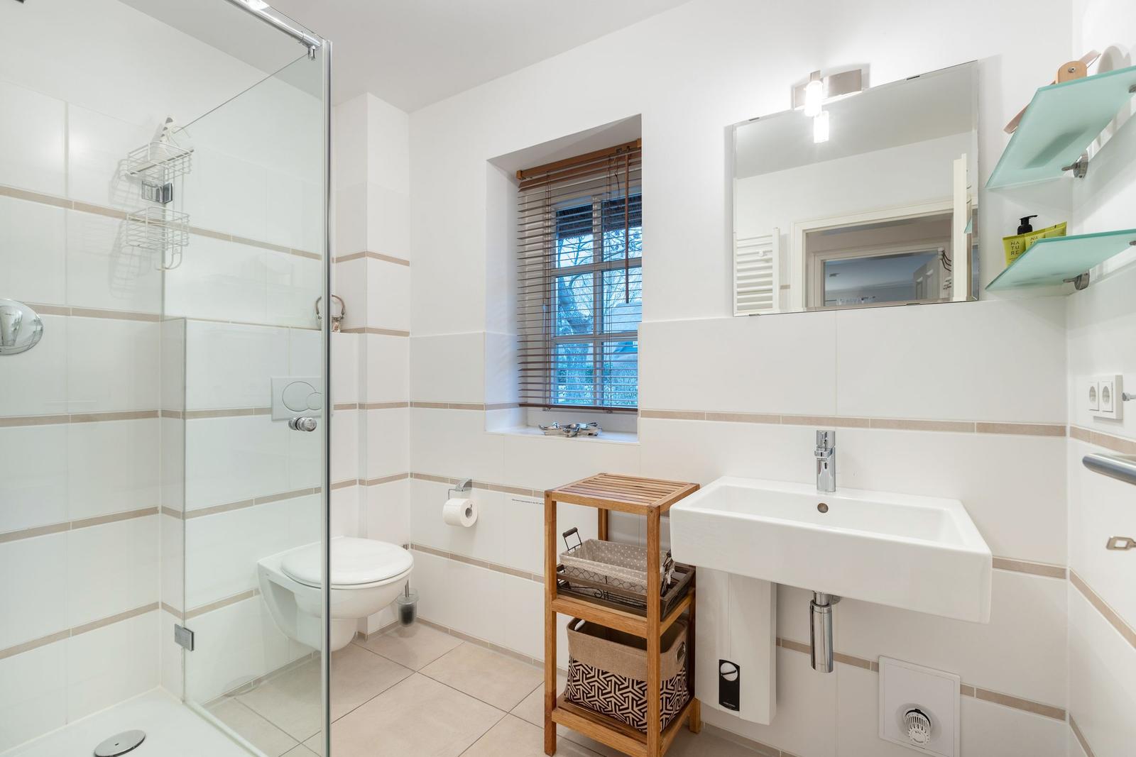 Badezimmer mit Dusche, Toilette und Waschbecken