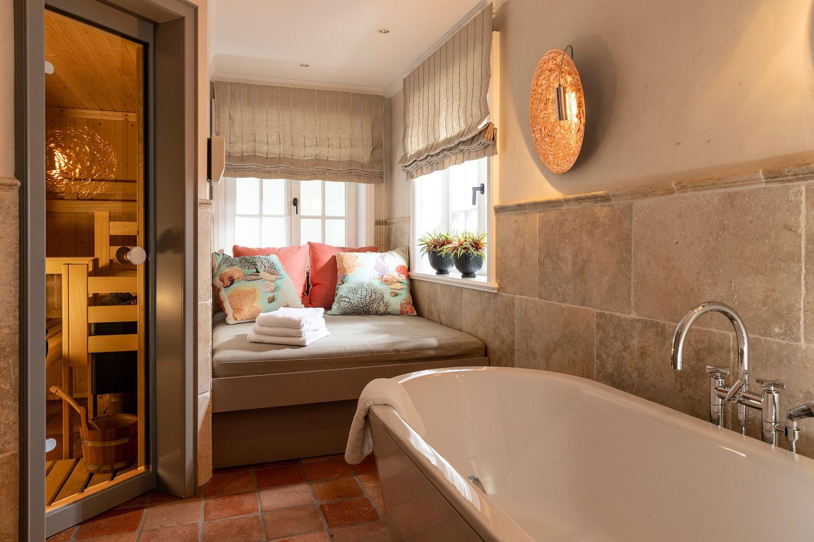 Bad mit Badewanne, Fensterbank und Sauna