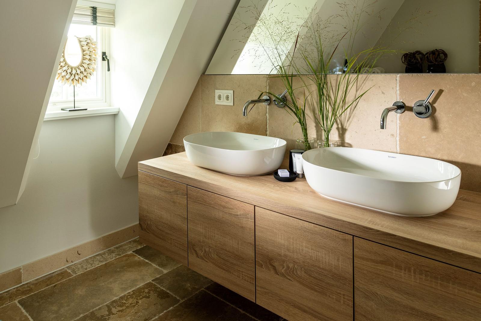 Doppelwaschbecken mit Holzunterschrank und Dachfenster