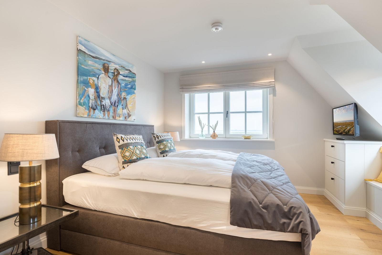 Schlafzimmer mit Bett, Fenster und Fernseher