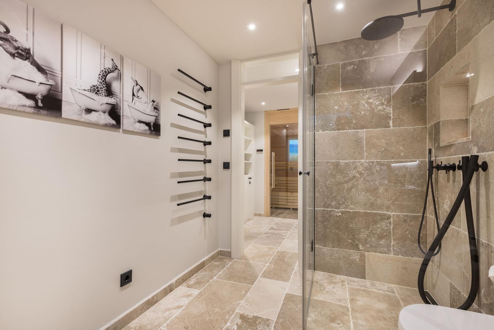 Bad mit Dusche, Steinfliesen und Wandbildern