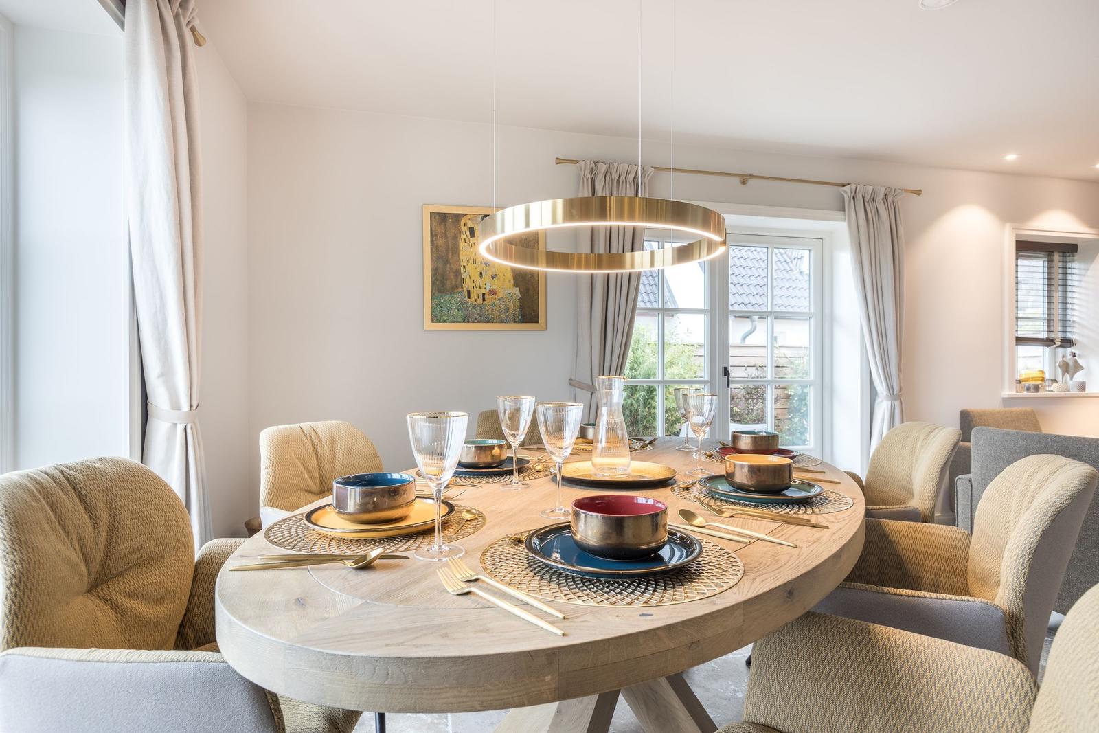 Runder Esstisch mit Stühlen und Tischdekoration im Esszimmer.