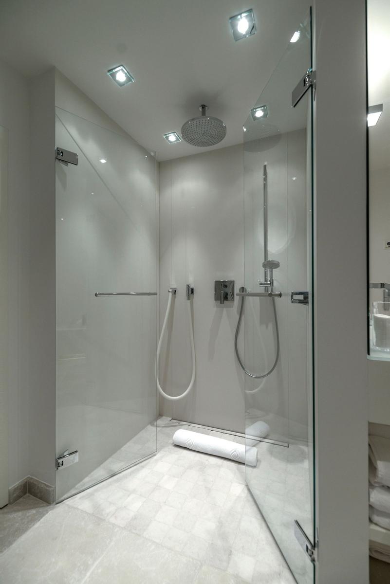 Dusche mit Glaswand, Duschkopf und Handbrause