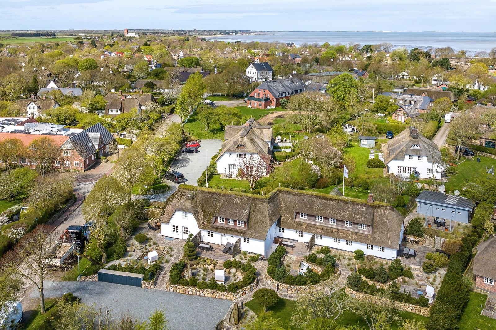 Hochwertige Ferienwohnung mit Garten und Blick auf die Küste.