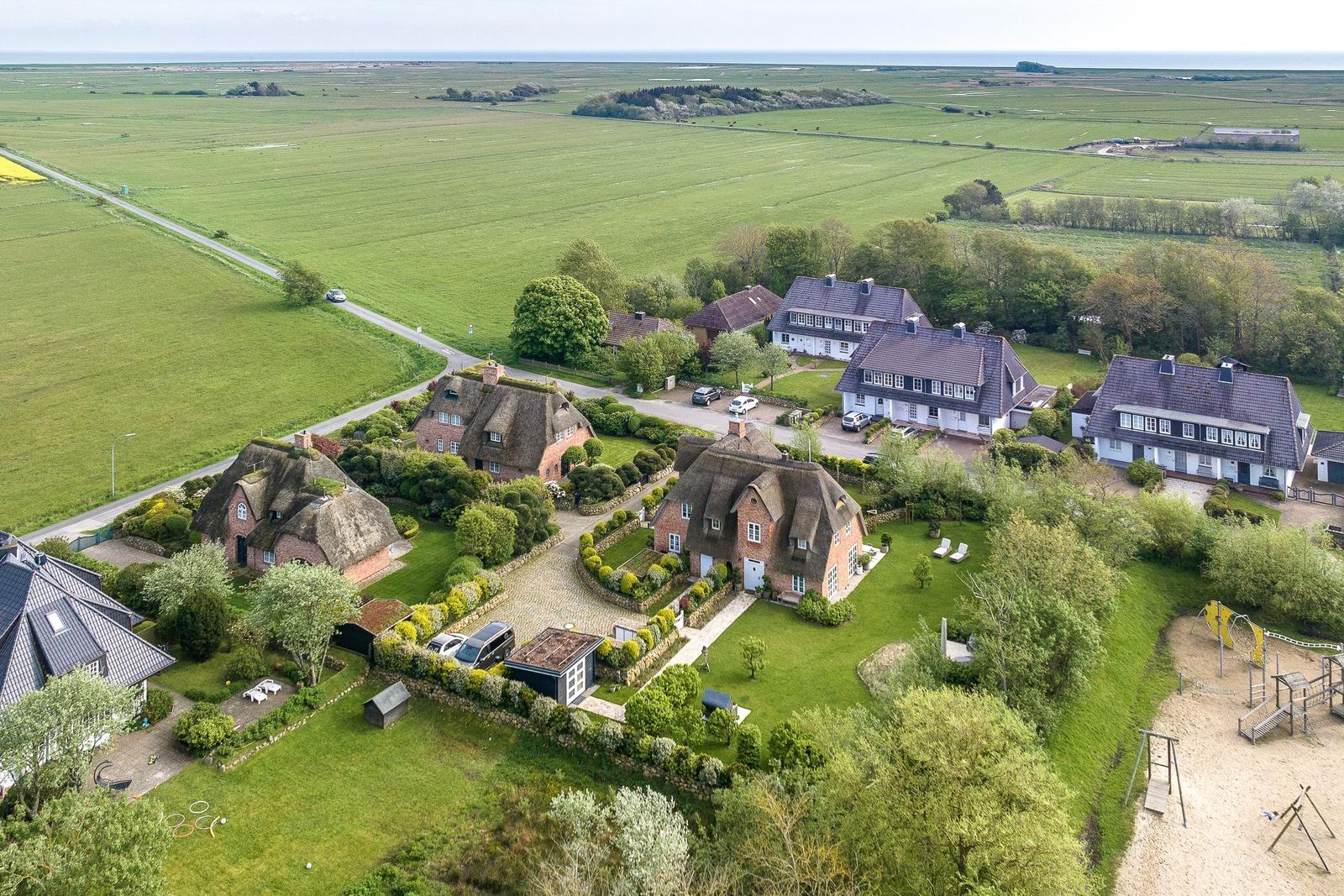 Haus mit Dachstuhl und Garten in ländlicher Umgebung