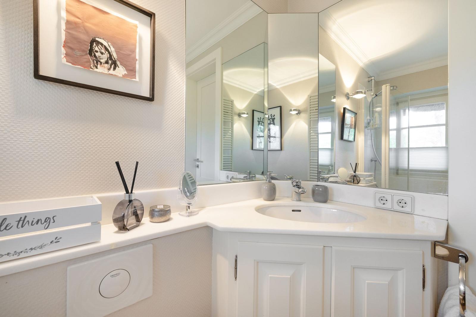 Bathroom with sink, mirror, and decorative items