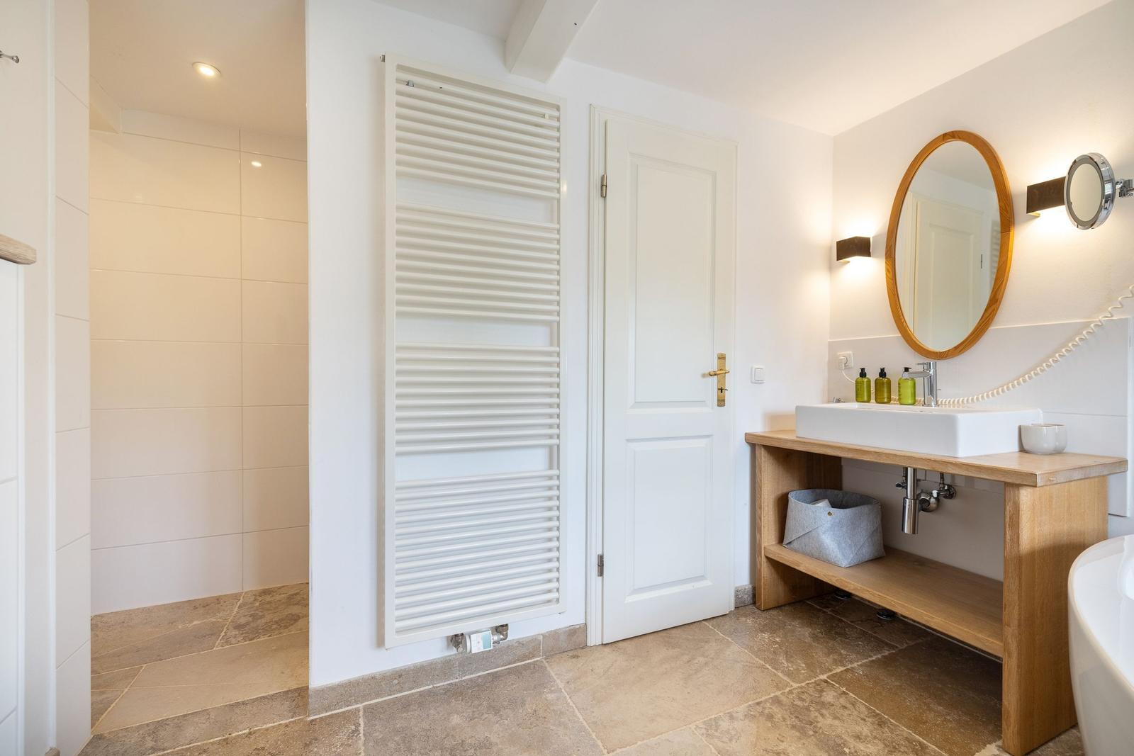 Badezimmer mit Dusche, Waschbecken und Badewanne.