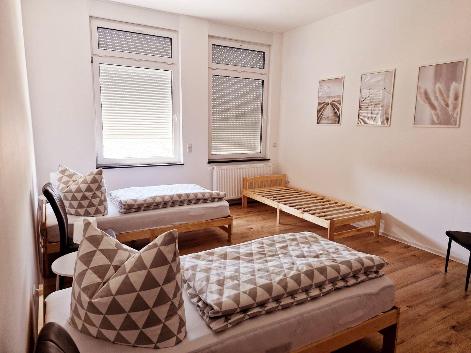Schlafzimmer 1 mit 2 Einzelbetten und Couch...
