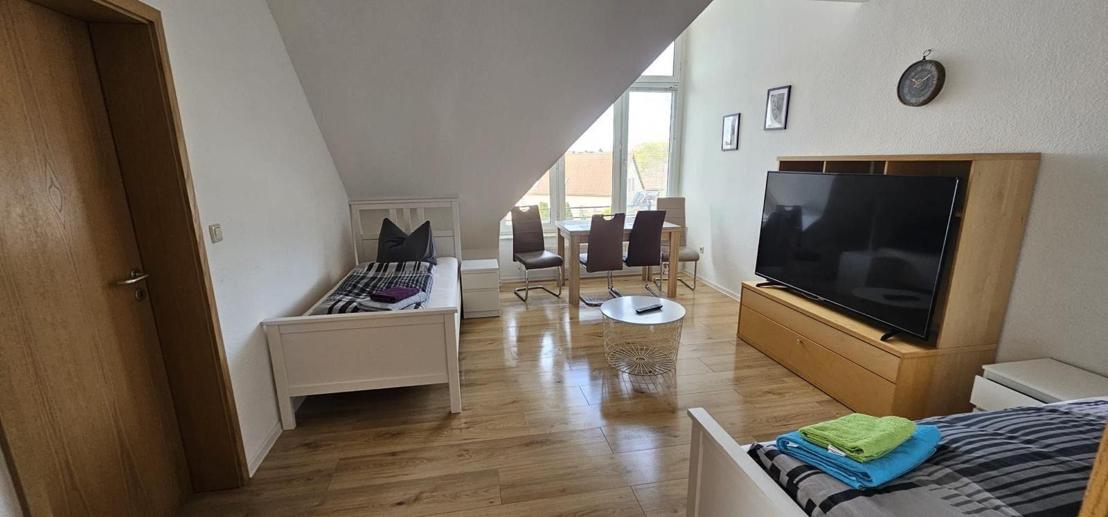 Schlafzimmer 2 mit 2 Einzelbetten und Essbereich...