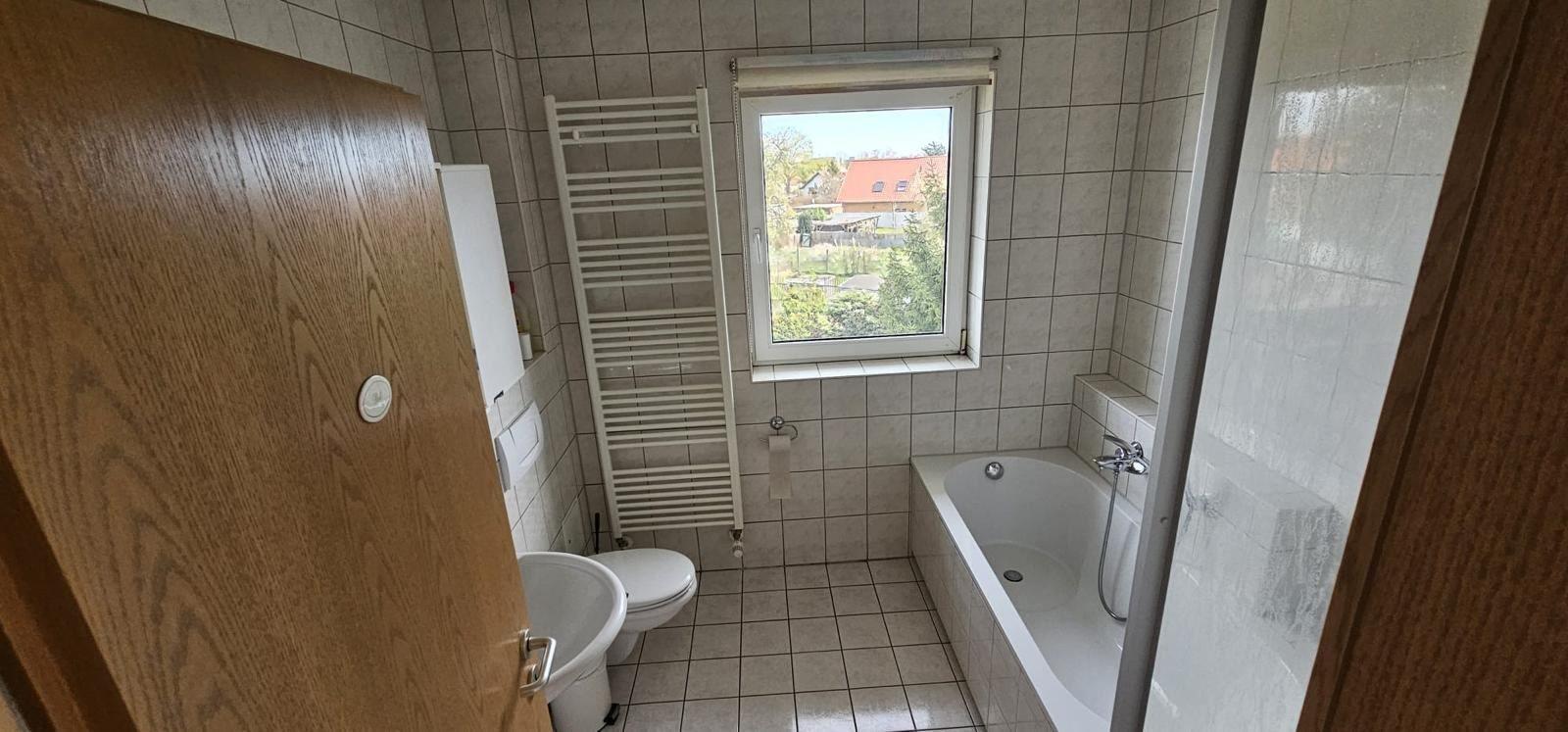 Bad mit Dusche und Badewanne...