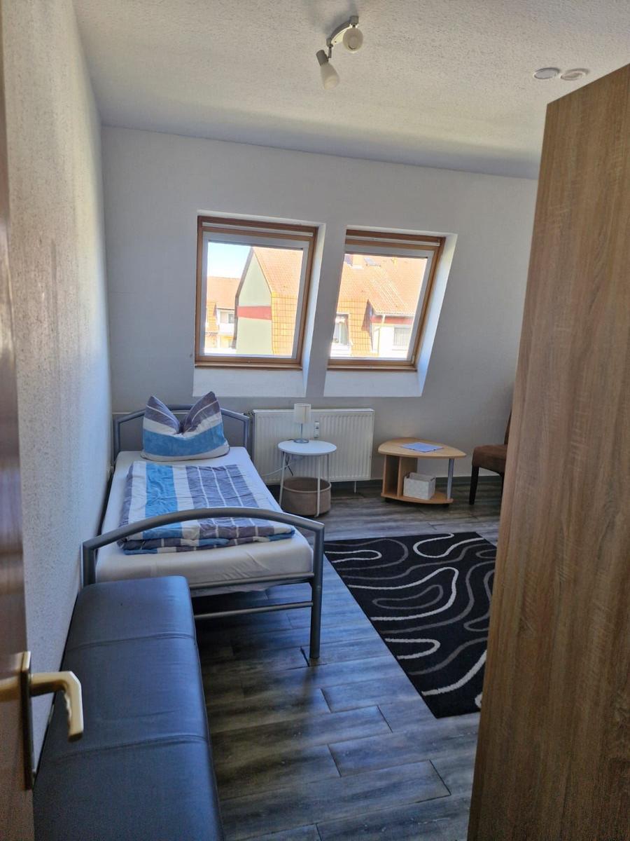 Schlafzimmer 2 mit einem Einzelbett, einem Etagenbett und einem Babybett....