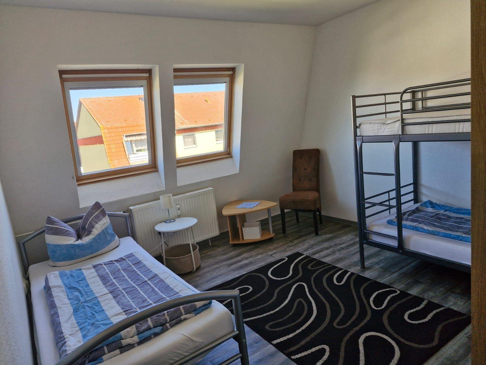 Schlafzimmer 2 mit einem Einzelbett, einem Etagenbett und einem Babybett....