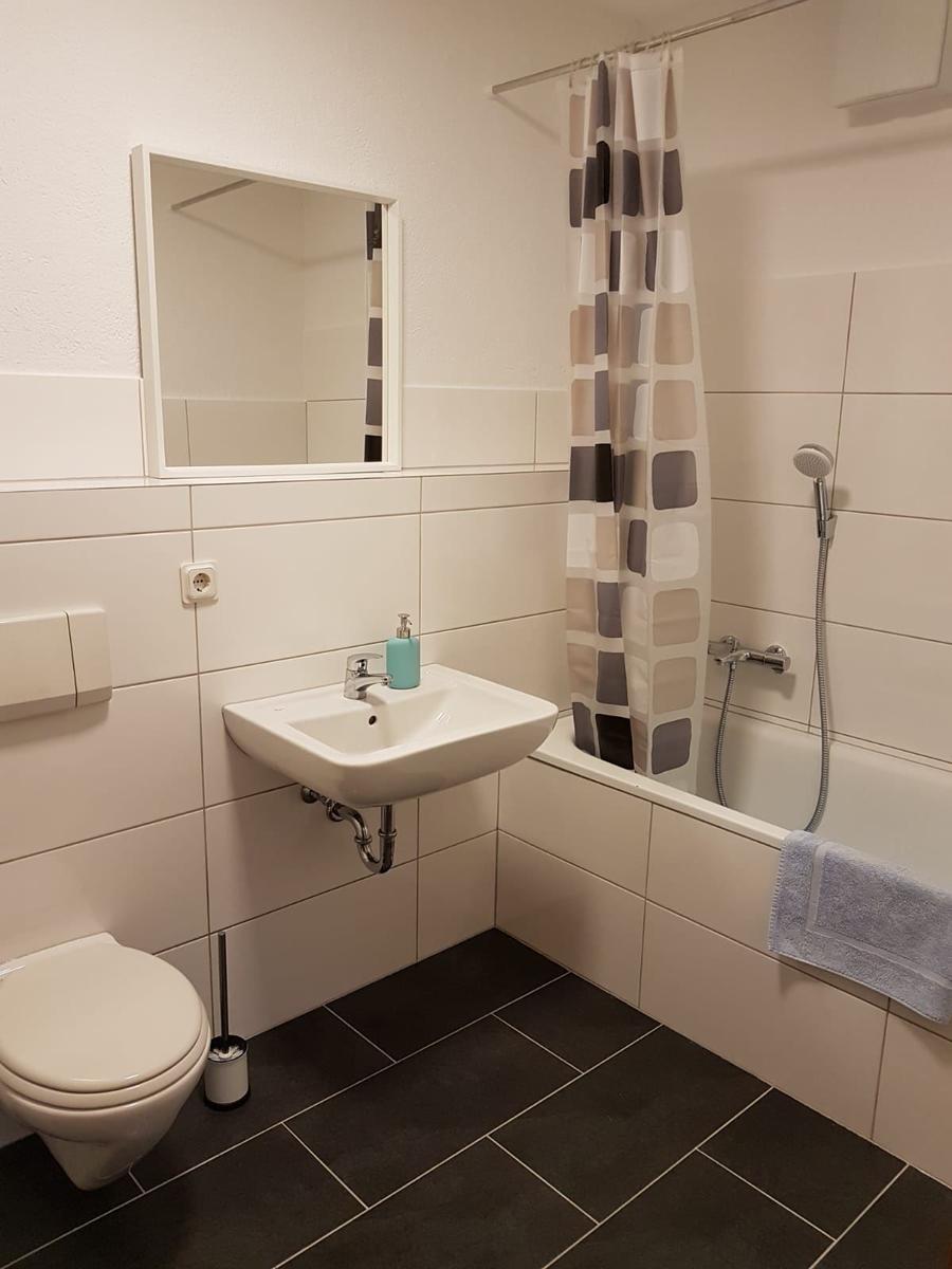 Hauptbad mit Badewanne...
