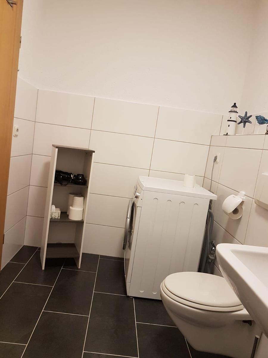 Hauptbad mit Badewanne...