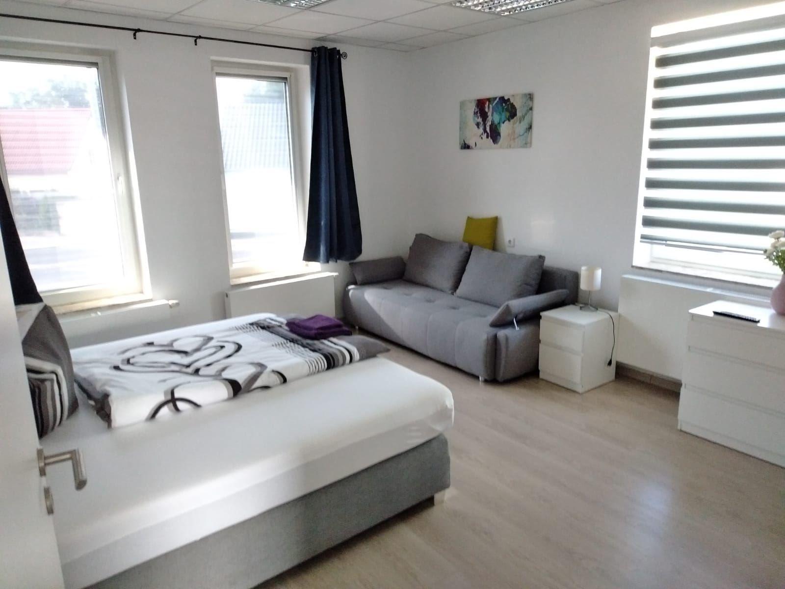 Schlafzimmer 2 mit großem Doppelbett und Schlafsofa, sowie Babybett...