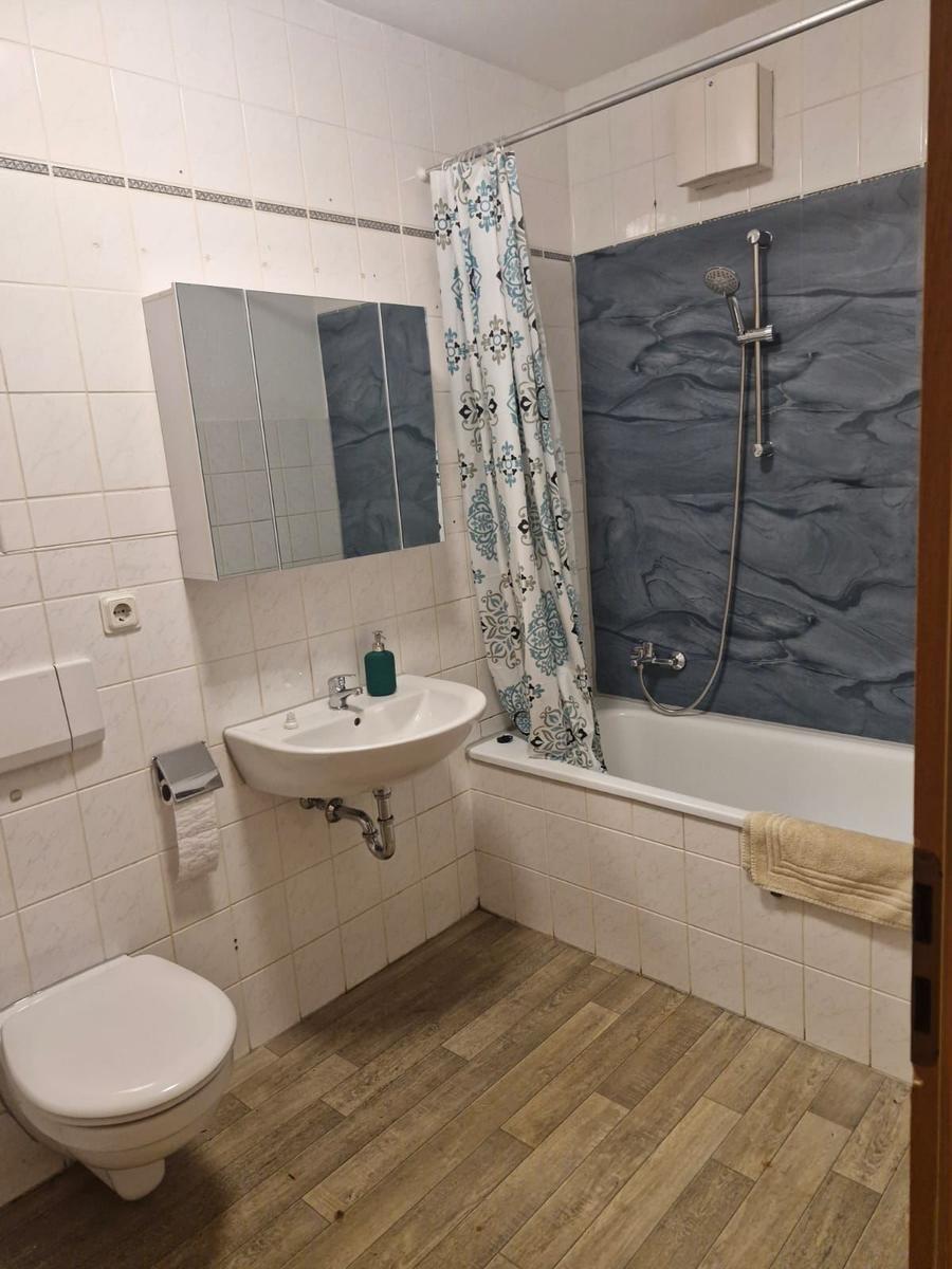 Bad mit Badewanne und Duschmöglichkeit...