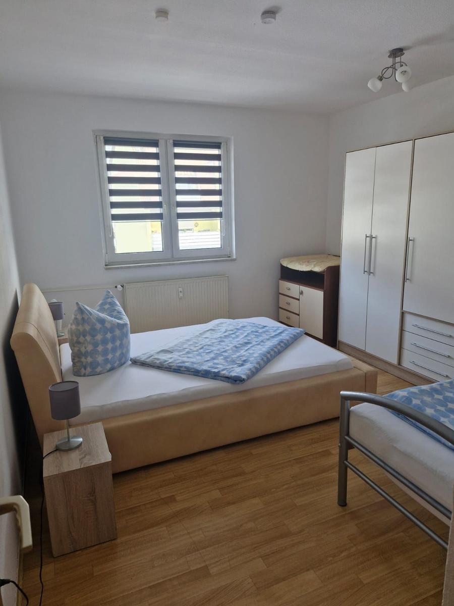 Schlafzimmer 2 mit kleinem Doppelbett und einem Einzelbett...