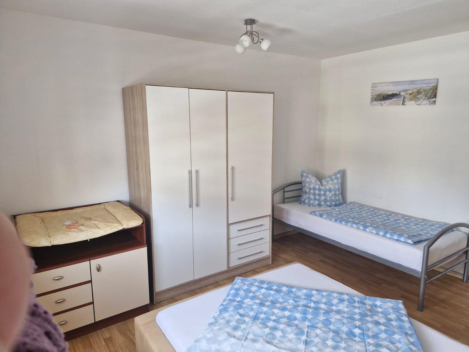 Schlafzimmer 2 mit kleinem Doppelbett und einem Einzelbett...