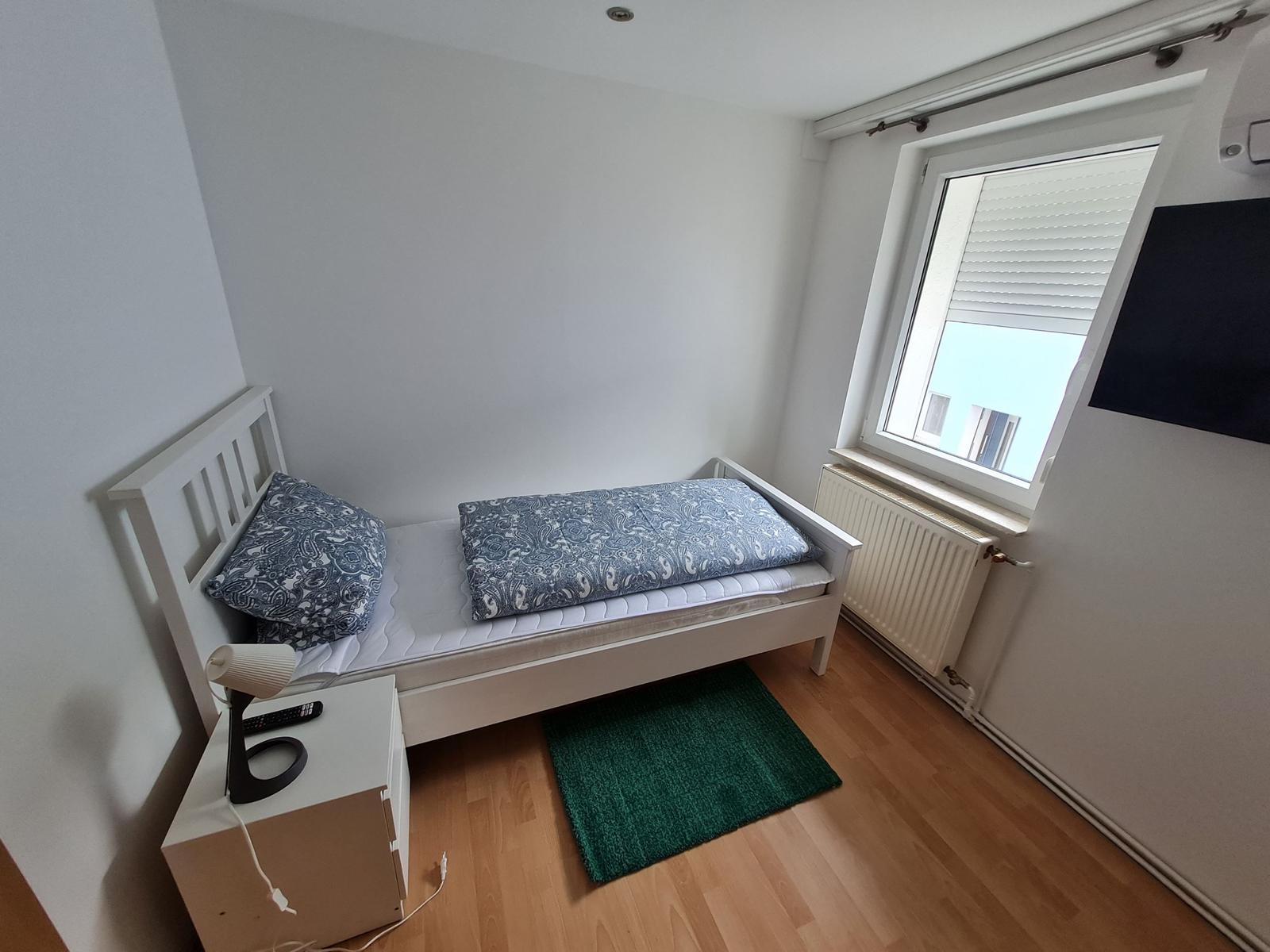 Schlafzimmer 3 im OG mit einem Einzelbett und Babybett...