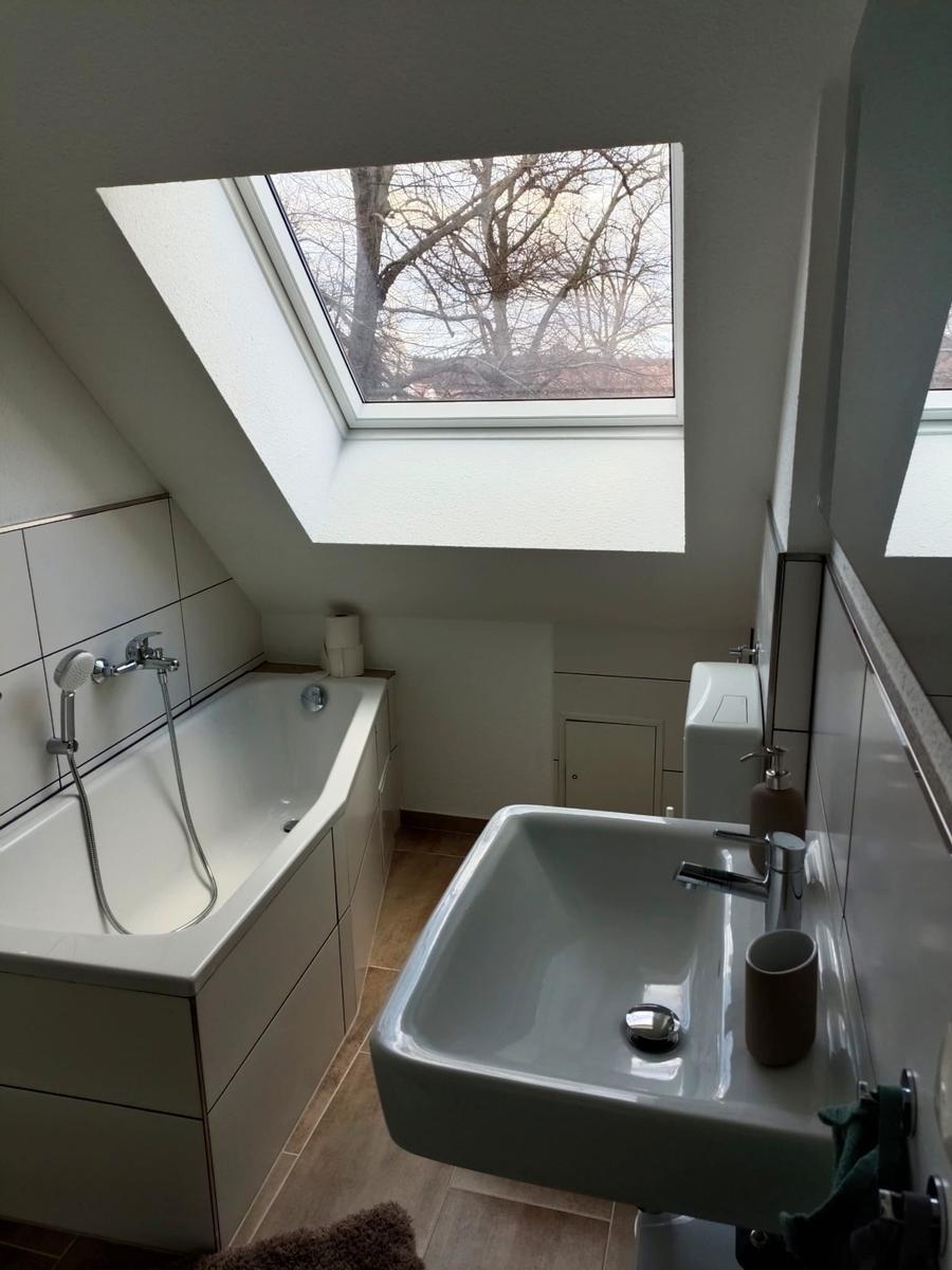 Bad mit Badewanne und Dusche...