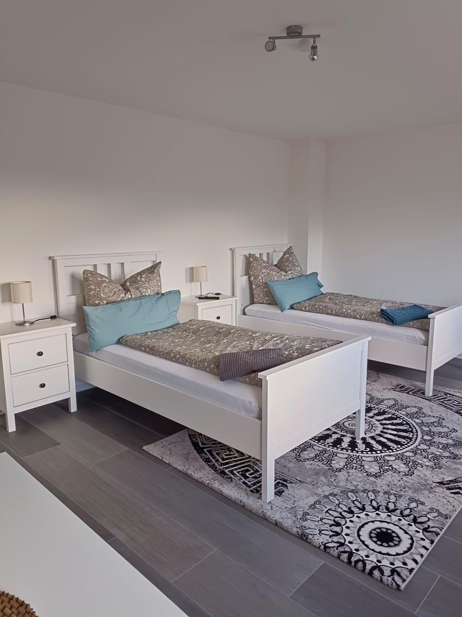 Schlafzimmer 1 mit 2 Einzelbetten und Essbereich...