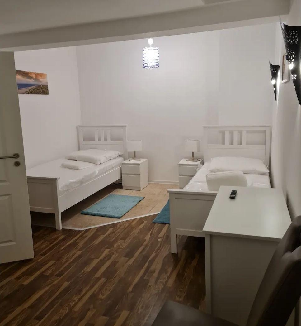 Schlafzimmer 7 mit 2 Einzelbetten und einem Babybett...