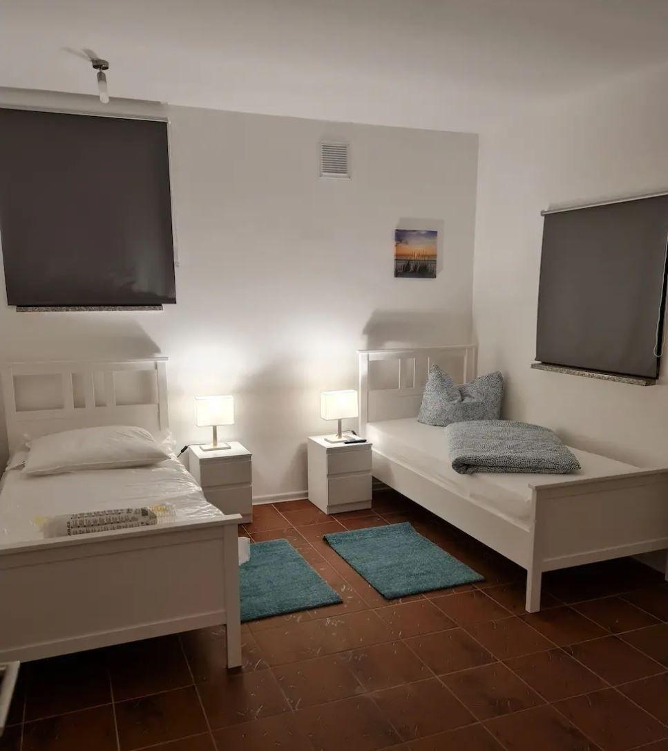 Schlafzimmer 1 mit 2 Einzelbetten und einem Babybett...