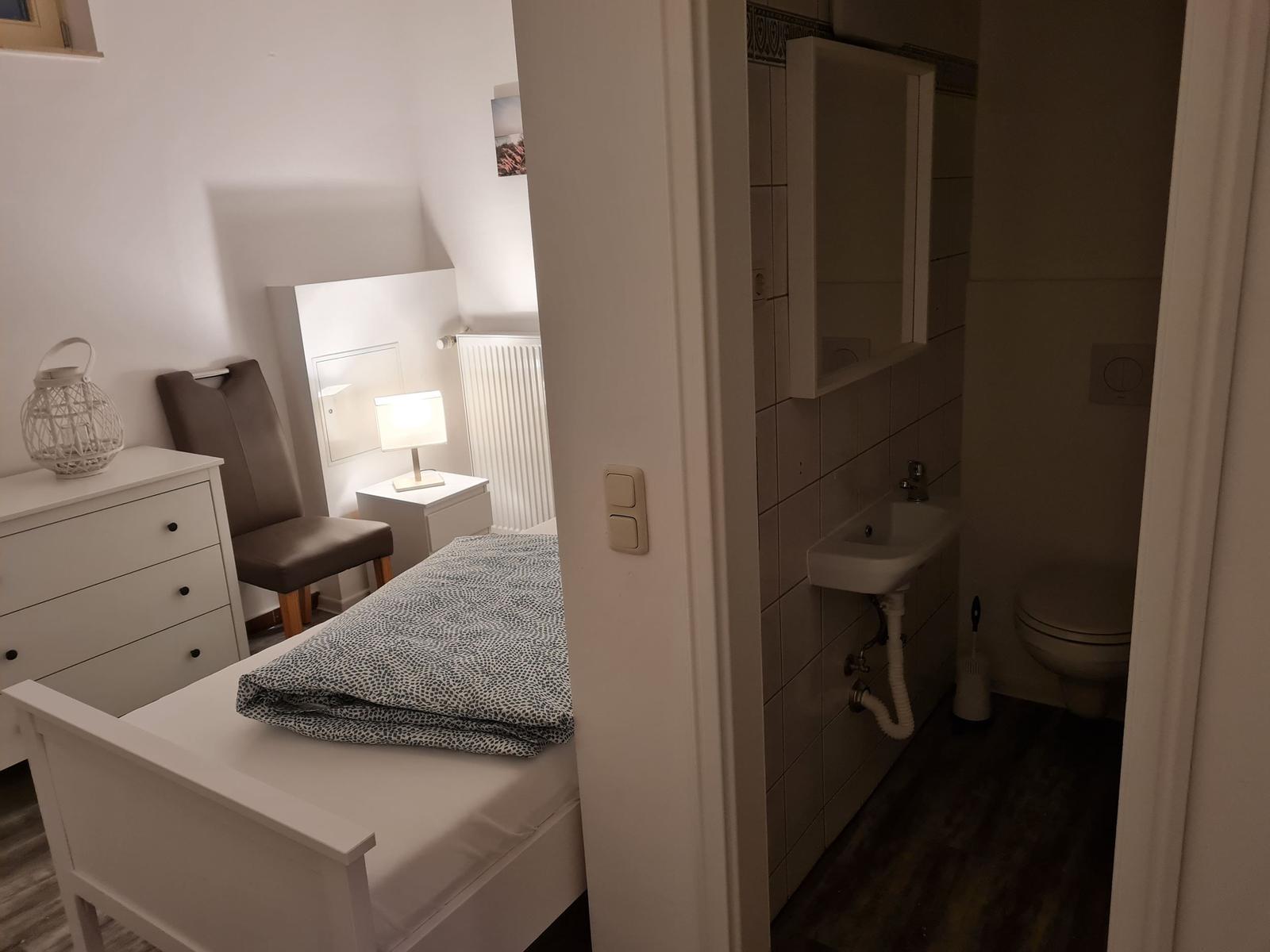 Schlafzimmer 3 mit Einzelbett sowie Toilette...