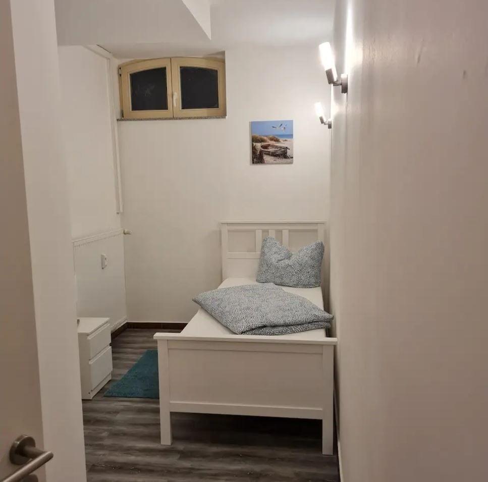 Schlafzimmer 4 mit einem Einzelbett...