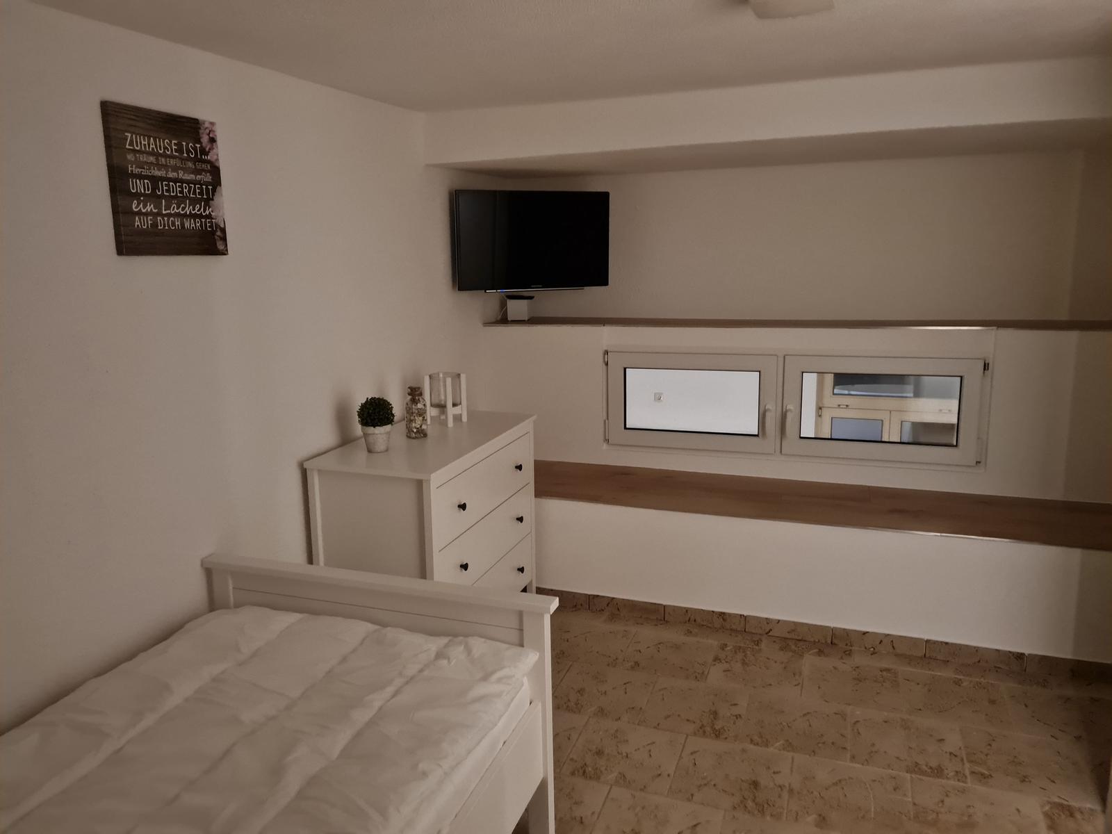 Schlafzimmer 5 mit einem Einzelbett...