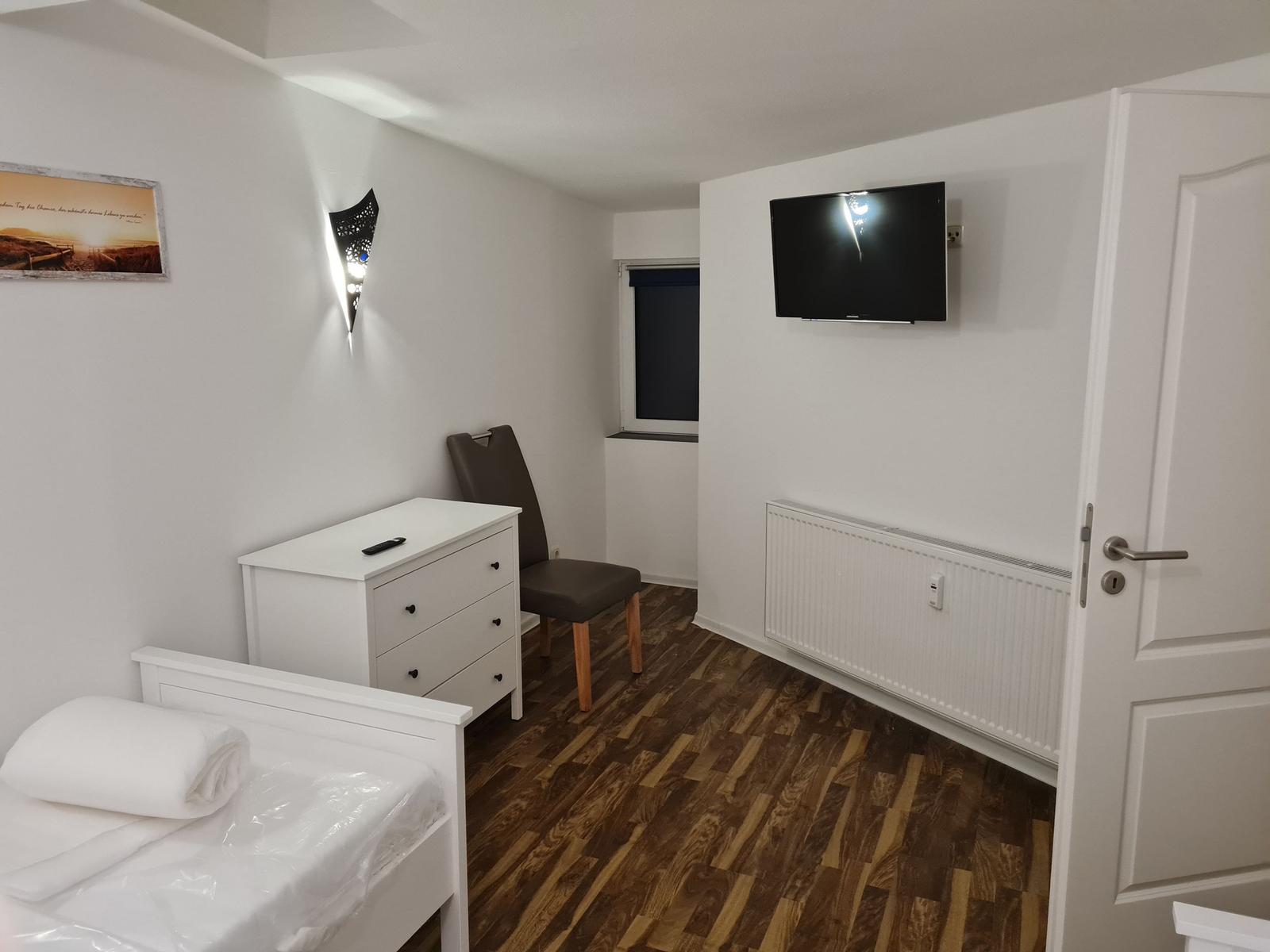 Schlafzimmer 7 mit 2 Einzelbetten und einem Babybett...
