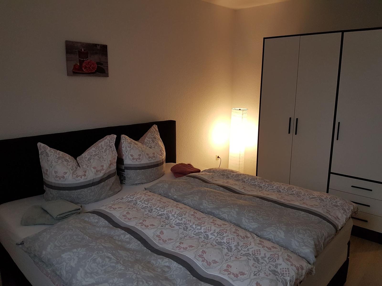 Schlafzimmer 1 mit großem Doppelbett und Babybett...