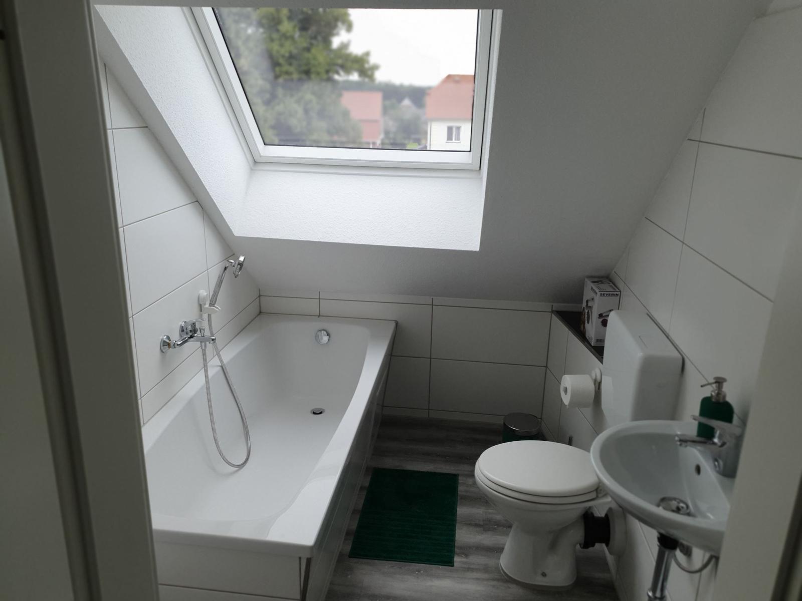 Badezimmer mit Badewanne...
