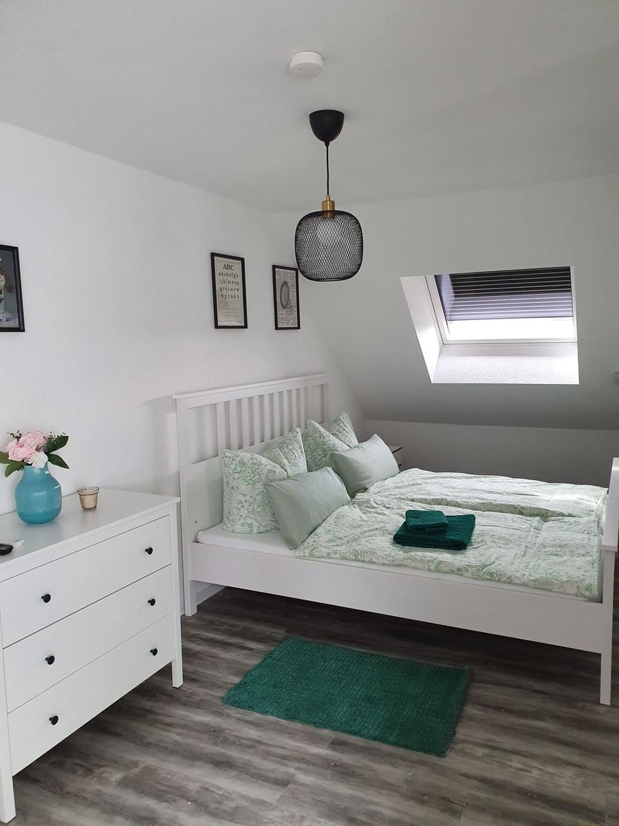 Schlafbereich mit großem Doppelbett...