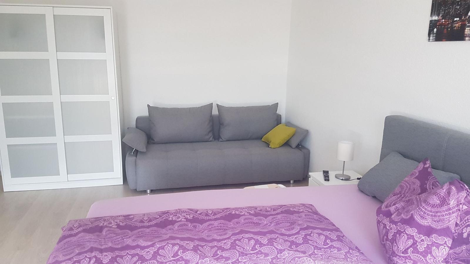 Schlafzimmer 1 mit großem Doppelbett, Schlafcouch und Babybett...