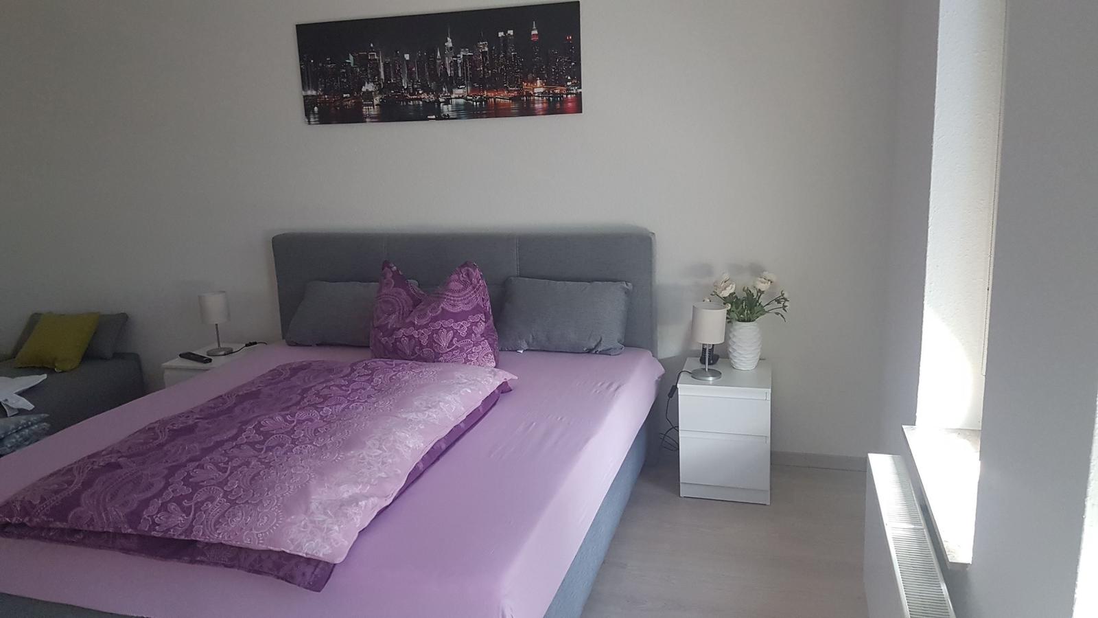 Schlafzimmer 1 mit großem Doppelbett und Schlafcouch, sowie Babybett...