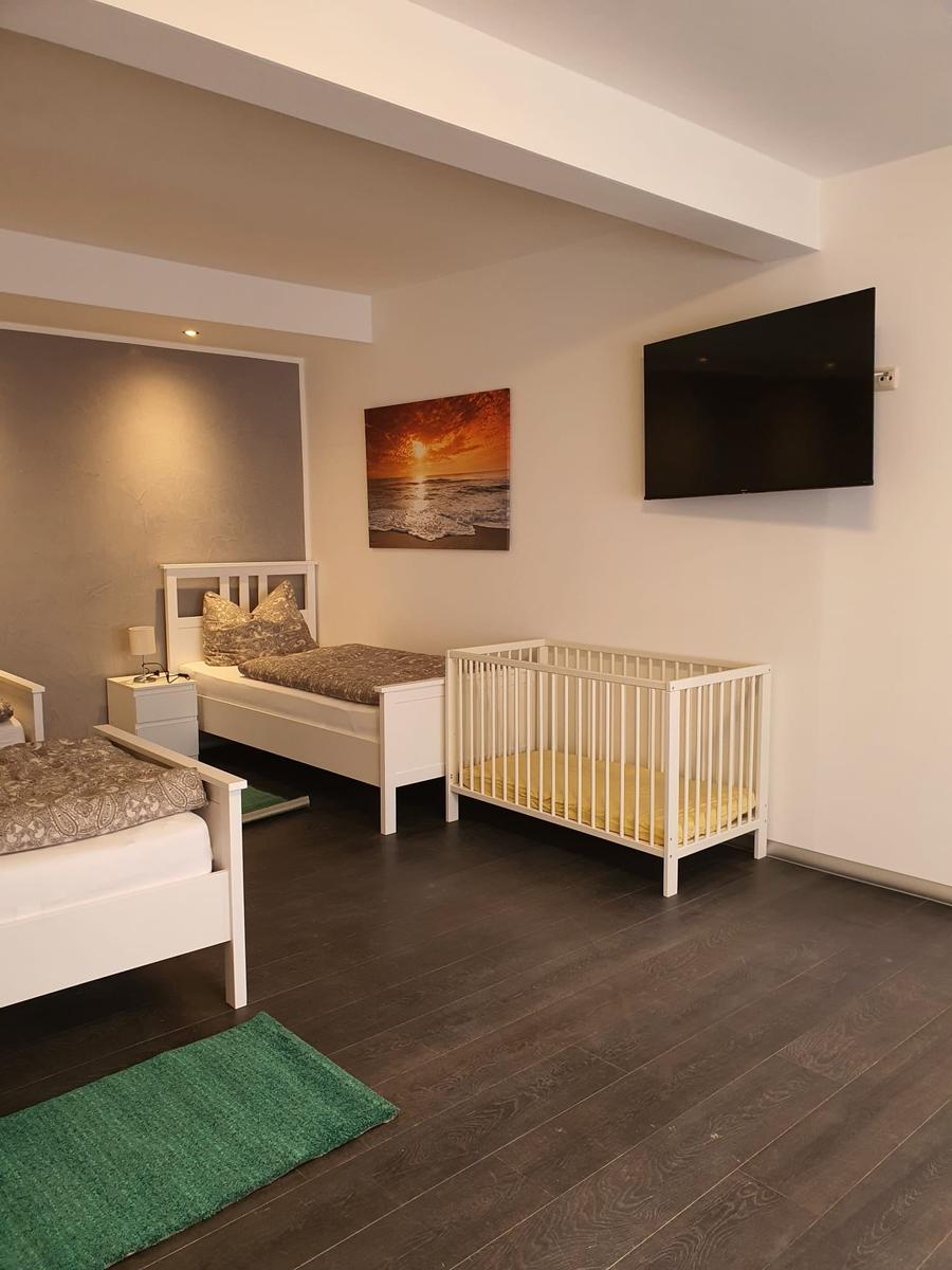 Schlafzimmer 2 mit 3 Einzelbetten und Babybett...