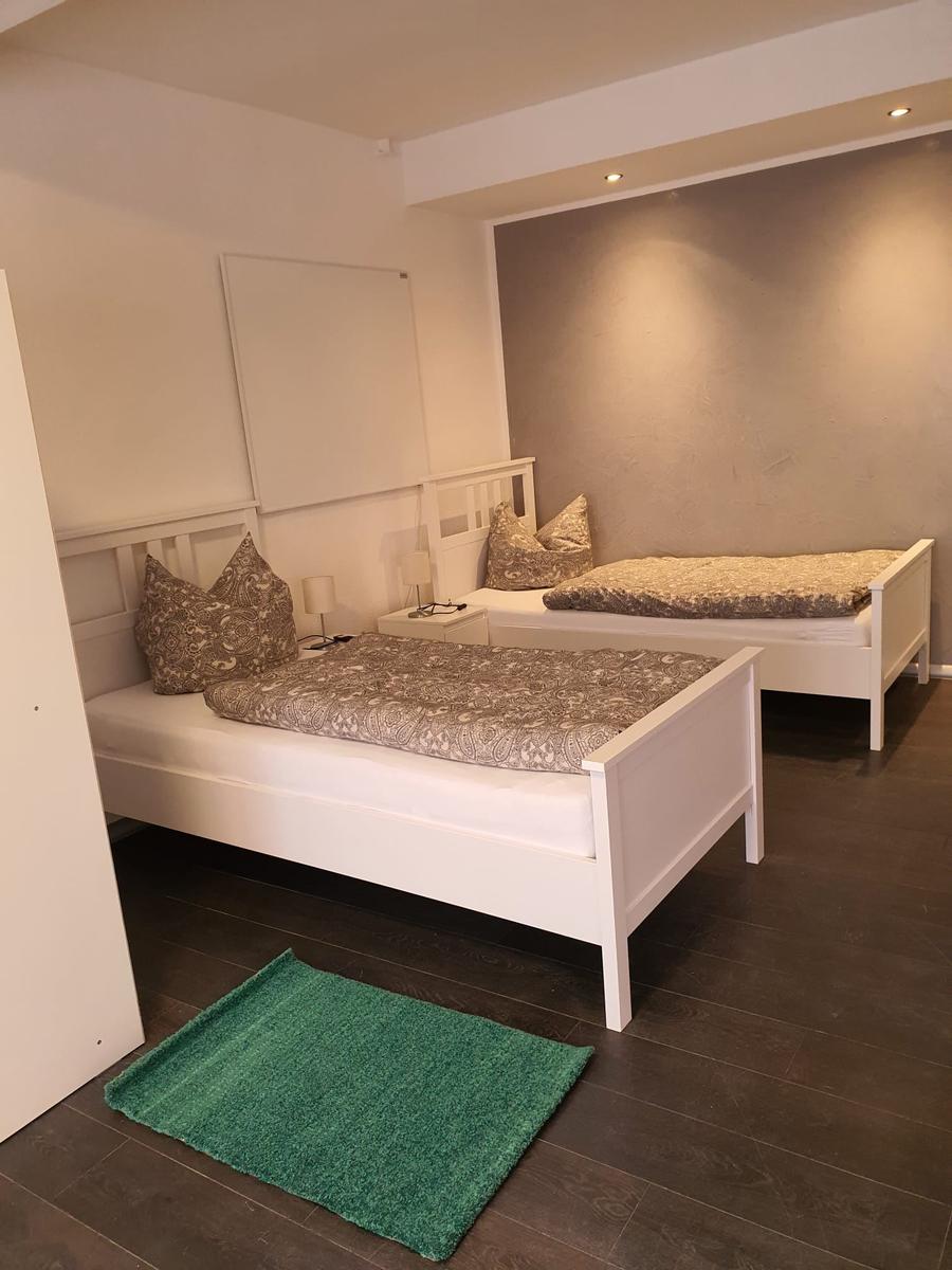 Schlafzimmer 2 mit 3 Einzelbetten und Babybett...