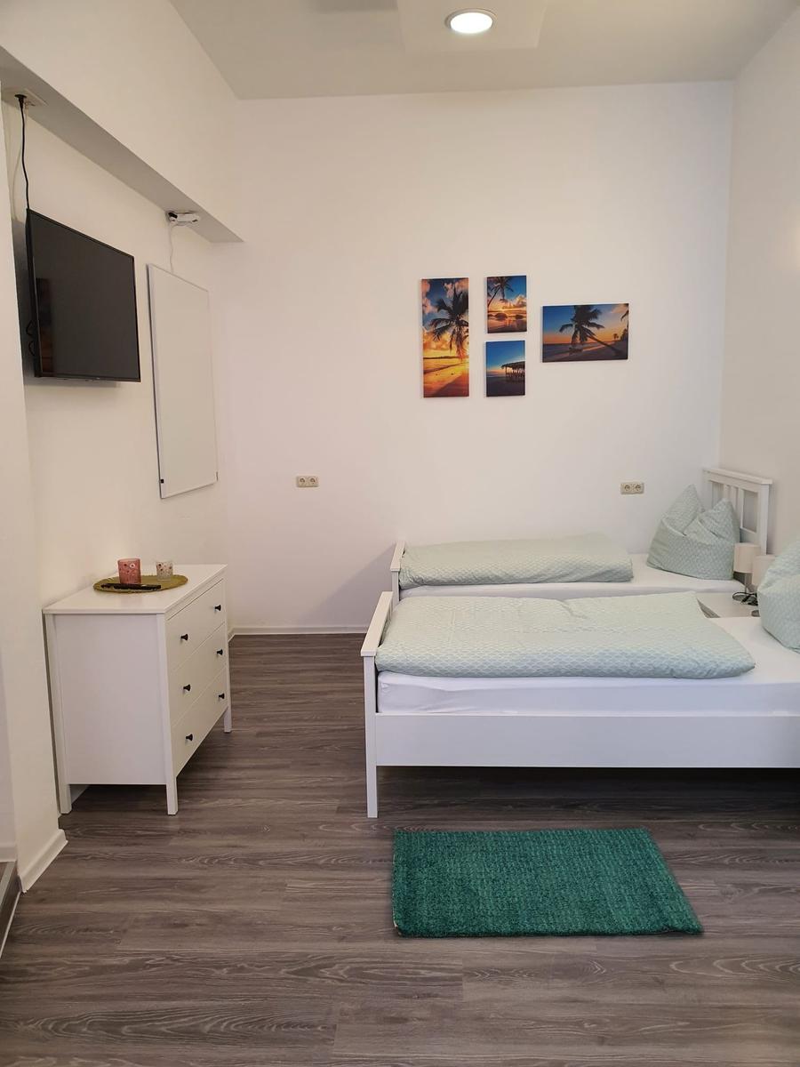 Schlafzimmer 1 mit 2 Einzelbetten und Couch...