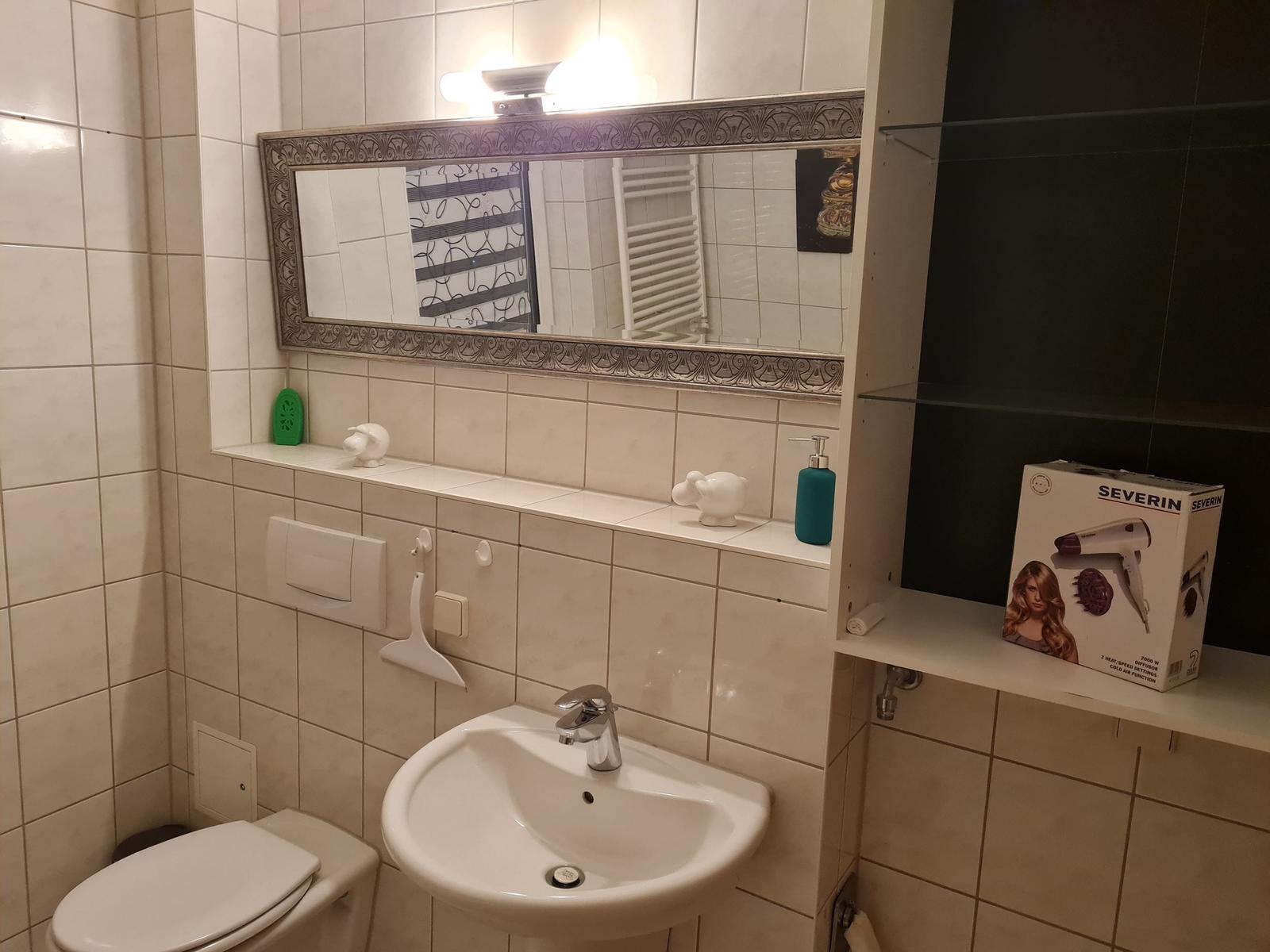 Bad mit Badewanne und Dusche...