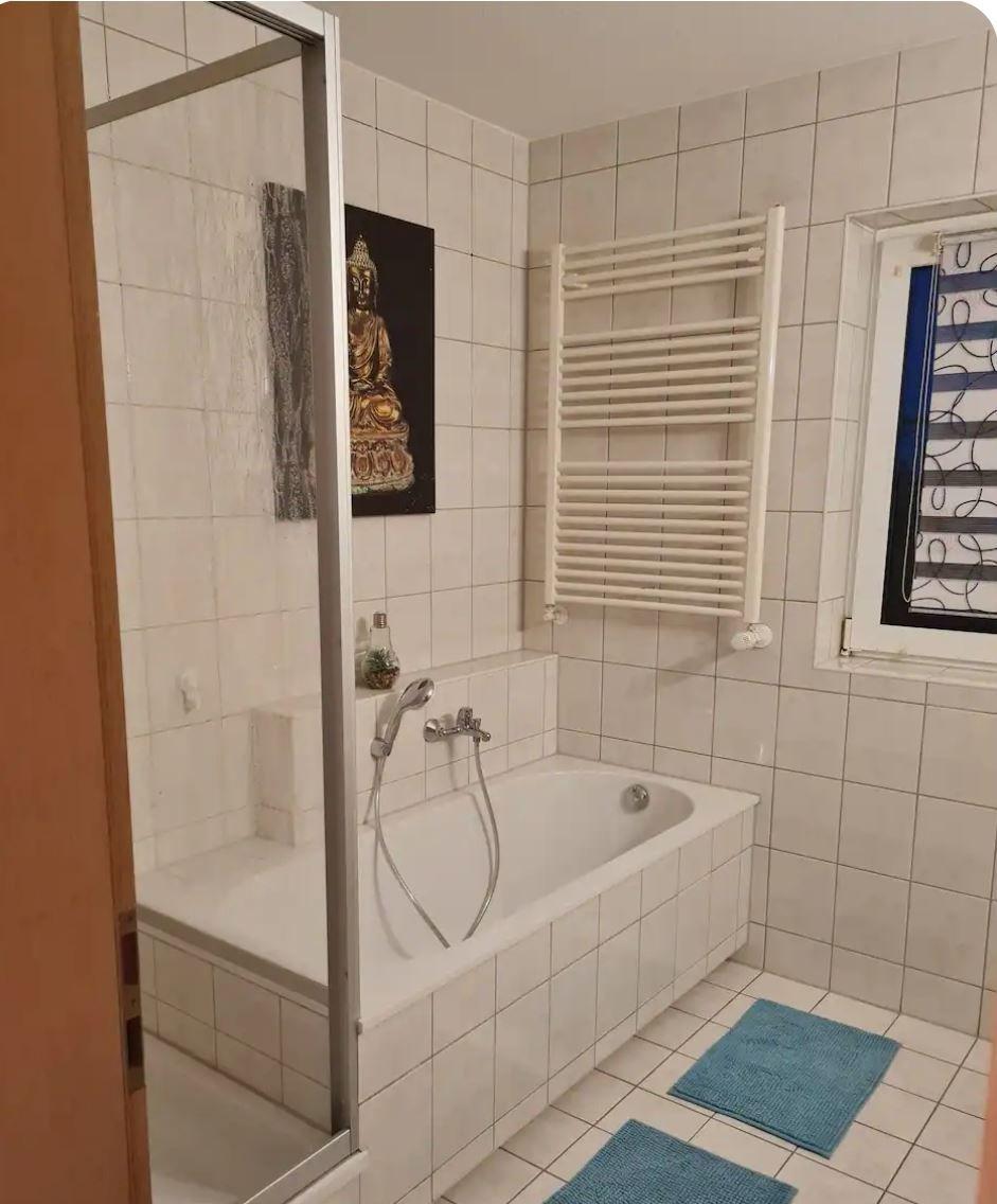 Bad mit Badewanne und Dusche...