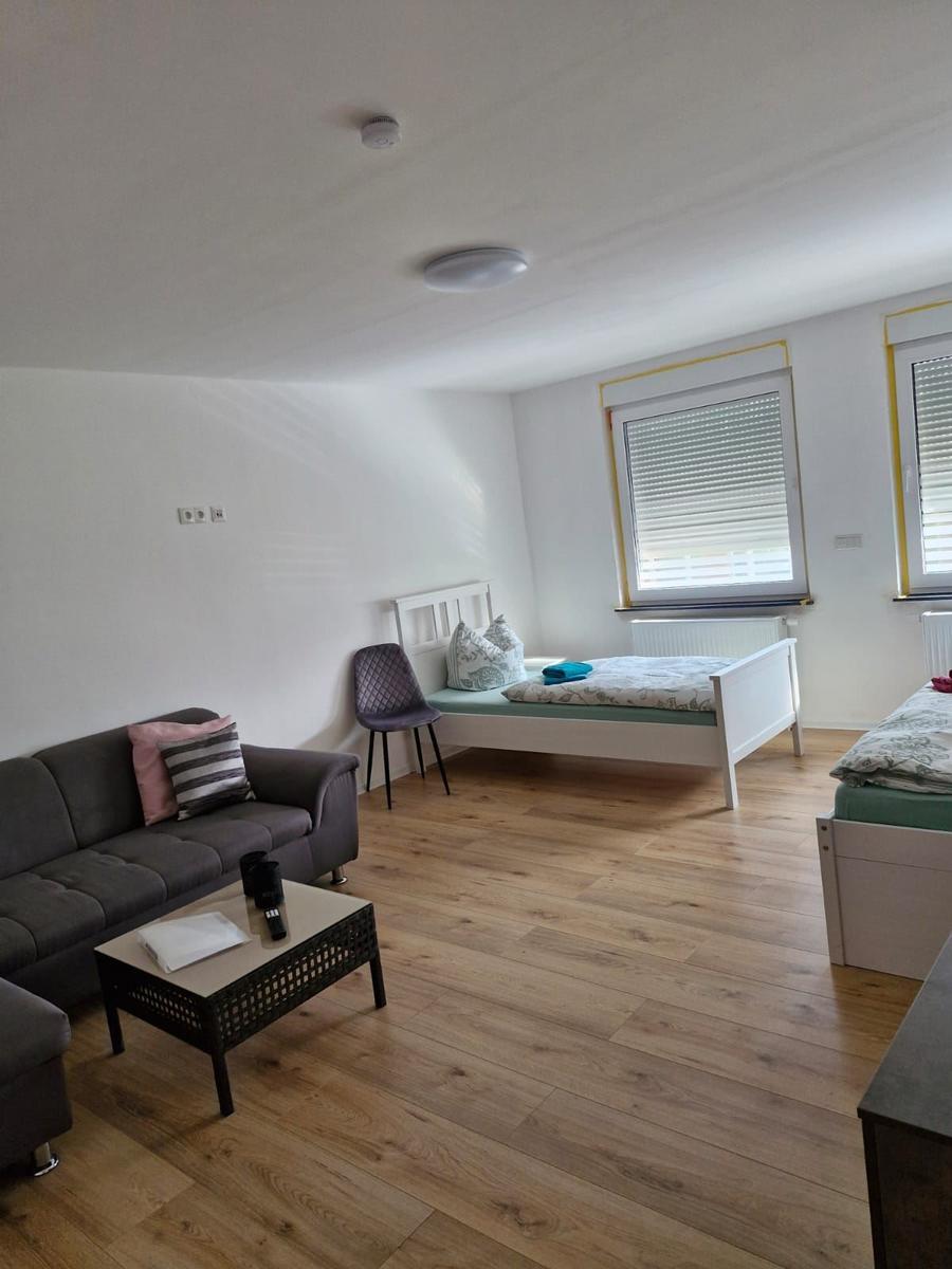 Schlafzimmer 6 mit 3 Einzelbetten und Couch...