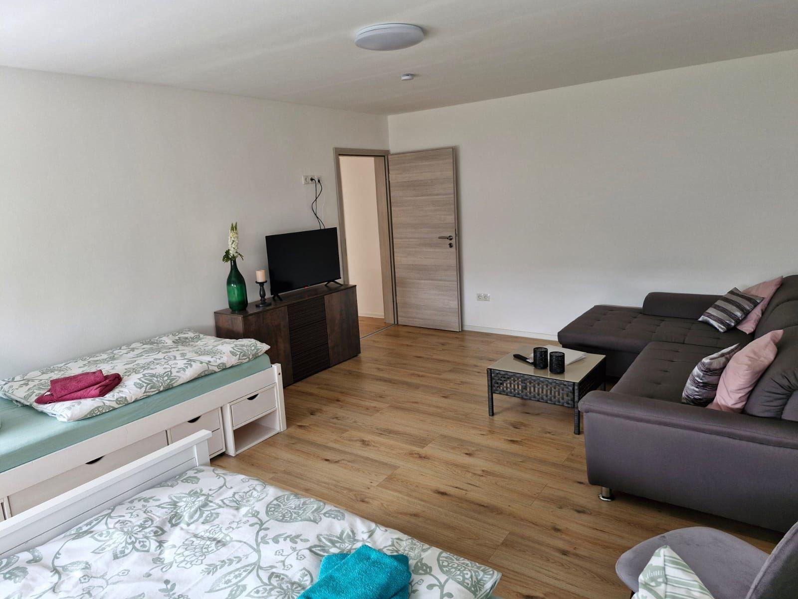 Schlafzimmer 6 mit 3 Einzelbetten und Couch...