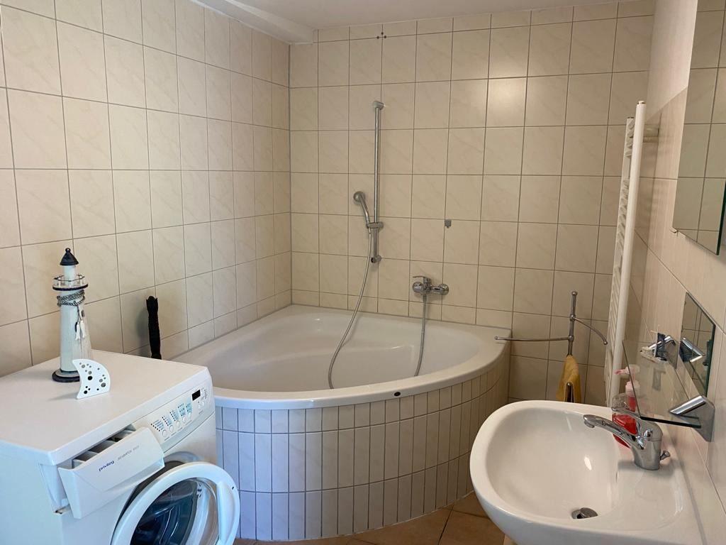 Bad mit Badewanne...