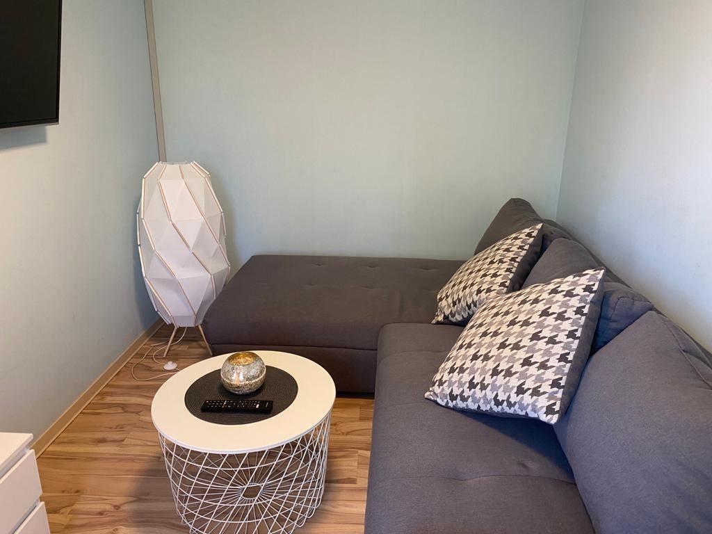 Kleines Wohnzimmer mit Schlafcouch...